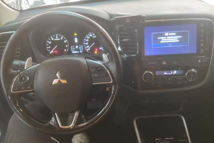 Used Mitsubishi Outlander 2019 2.4L Two-Wheel Drive ZhiXing Version 5 Seats China V Emission Standard
