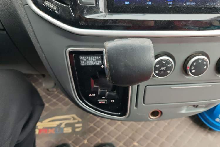 Used SAIC MAXUS Xintu V80 2019 2.5T Classic Model AMT Aoyuntong Facelifted Short Wheelbase Ultra-Low Roof 5/6-Seater