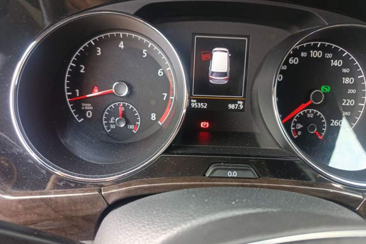 Used Volkswagen Touran 2016 Volkswagen Touran L 280TSI DSG Luxury Edition Odometer Close Up