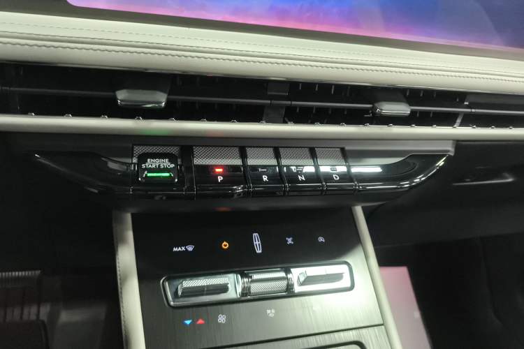 Used Lincoln Corsair 2023 2.0T Two-Wheel-Drive Luxury Edition Gear Lever