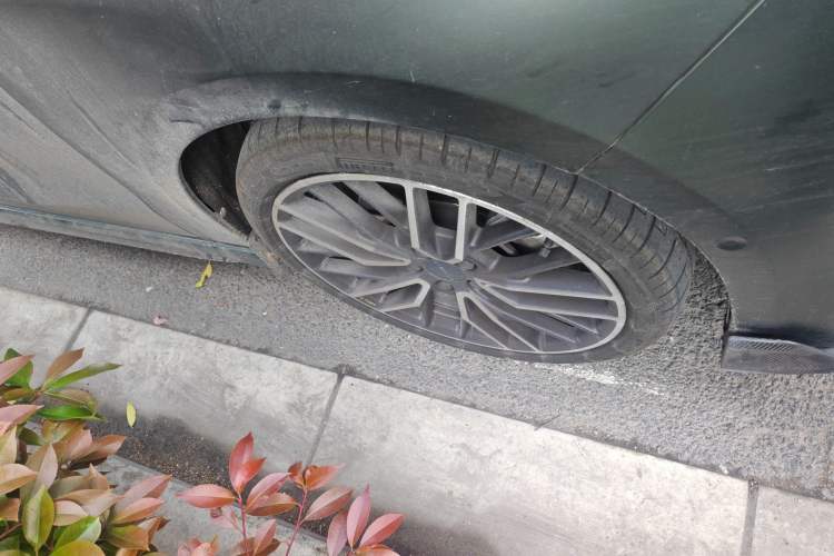 Used Lynk & Co 03 2021 03+ 2.0TD Automatic Performance Package Edition Right Front Wheel Hub