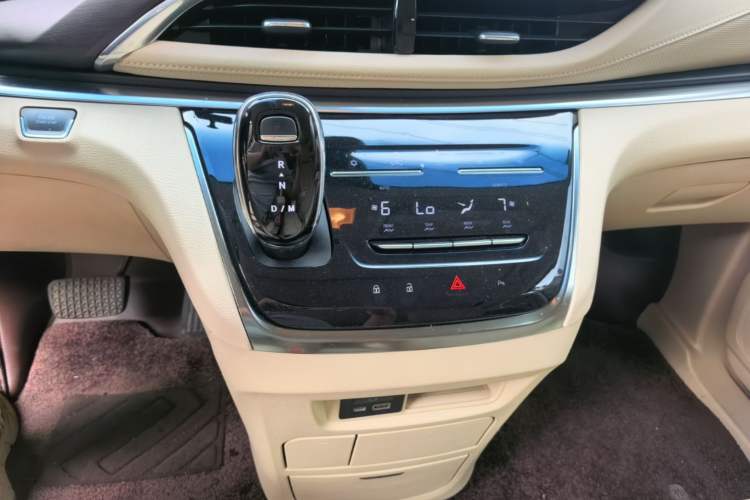 Used Buick GL8 2023 Facelifted Land Cruiser Executive Luxury Version