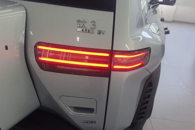 Used Formula Leopard Titanium 3 2025 501KM All-Wheel Drive Intelligent Driving Ultra Version Exterior 6