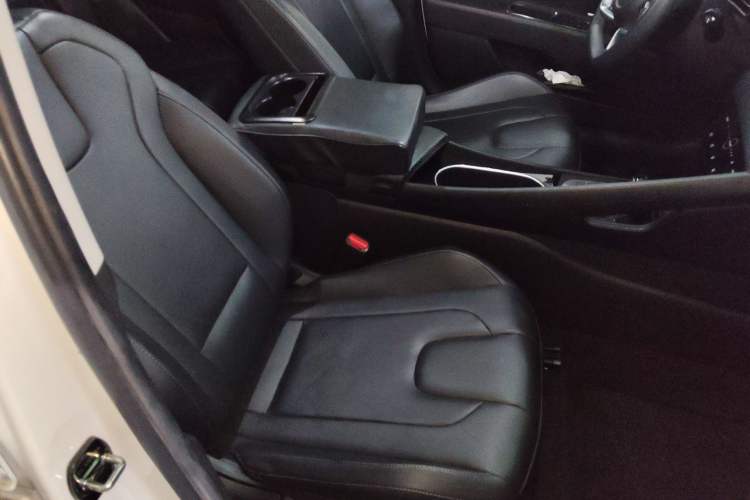 Used Hyundai Elantra 2021 1.5L CVT LUX Prestige Edition Right Front Seat