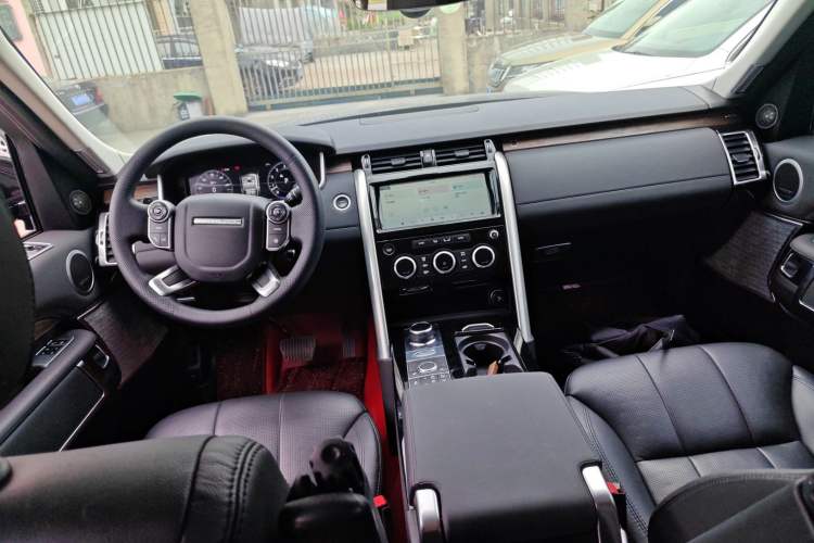 Used Land Rover Discovery 2018 3.0 SC V6 HSE Center Console