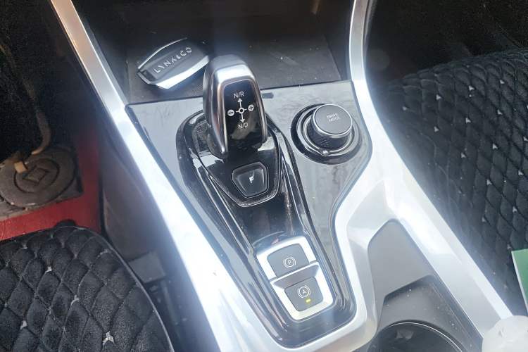 Used Lynk & Co 01 2017 2.0T Four-Wheel Drive Pro Edition Gear Lever