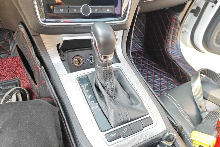 Used Roewe RX5 2019 20T Two-Wheel Drive Automatic 4G Connected Platinum Edition
