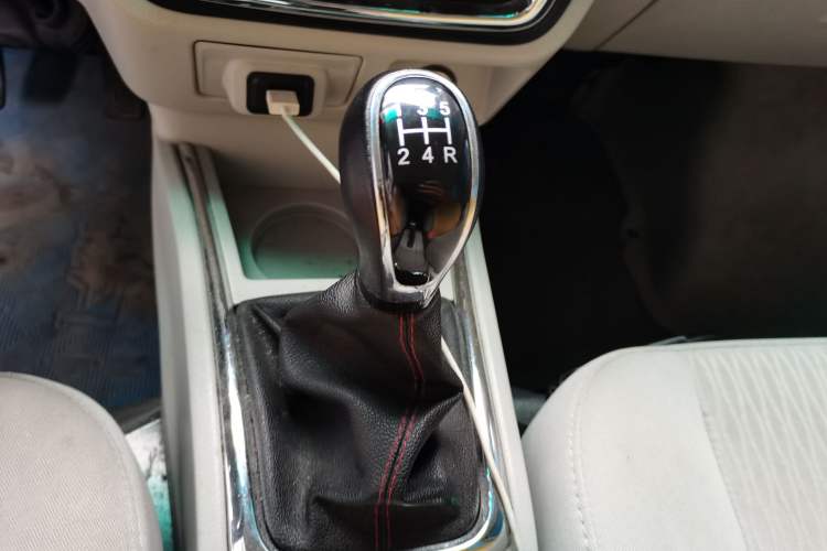 Used Jinbei New Hiace X30L CNG 2023 70L CNG Wealth Edition Coach 6/7-Seater Central Air-Conditioned Version SWCC15M