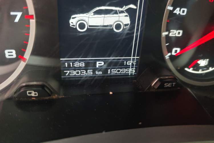 Used Geely Auto Emgrand X7 Sport 2016 1.8TD Automatic ZhiShang Model Odometer Close Up