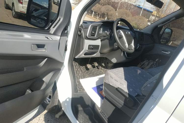Used SAIC MAXUS Xintu V80 2025 PRO Aoyuntong 2.0T Manual Short Wheelbase Ultra-Low Roof 5/6-Seater
