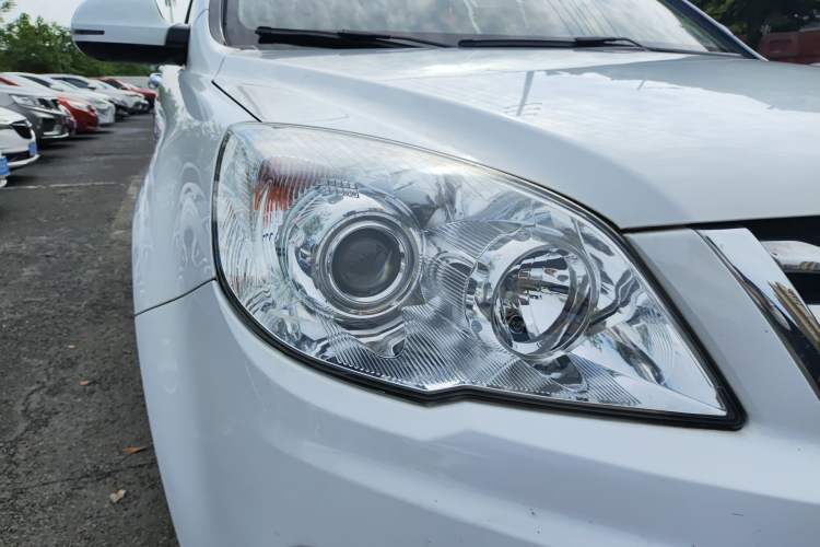 Used Haval H6 2016 Upgraded Model 1.5T Automatic Two-Wheel Drive Elite Version Right Front Headlight