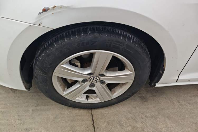 Used Volkswagen Golf 2016 1.6L Automatic Comfort Model Left Front Wheel Hub