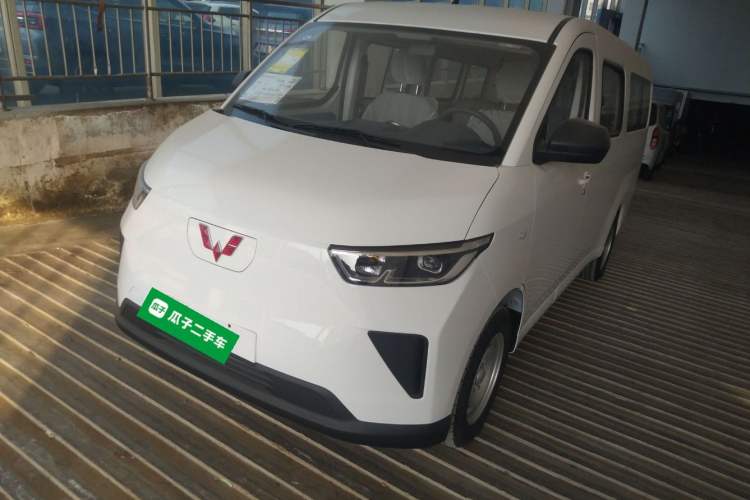 Used Wuling Yangguang 2024 300KM Comfort Version Passenger Van 75kW