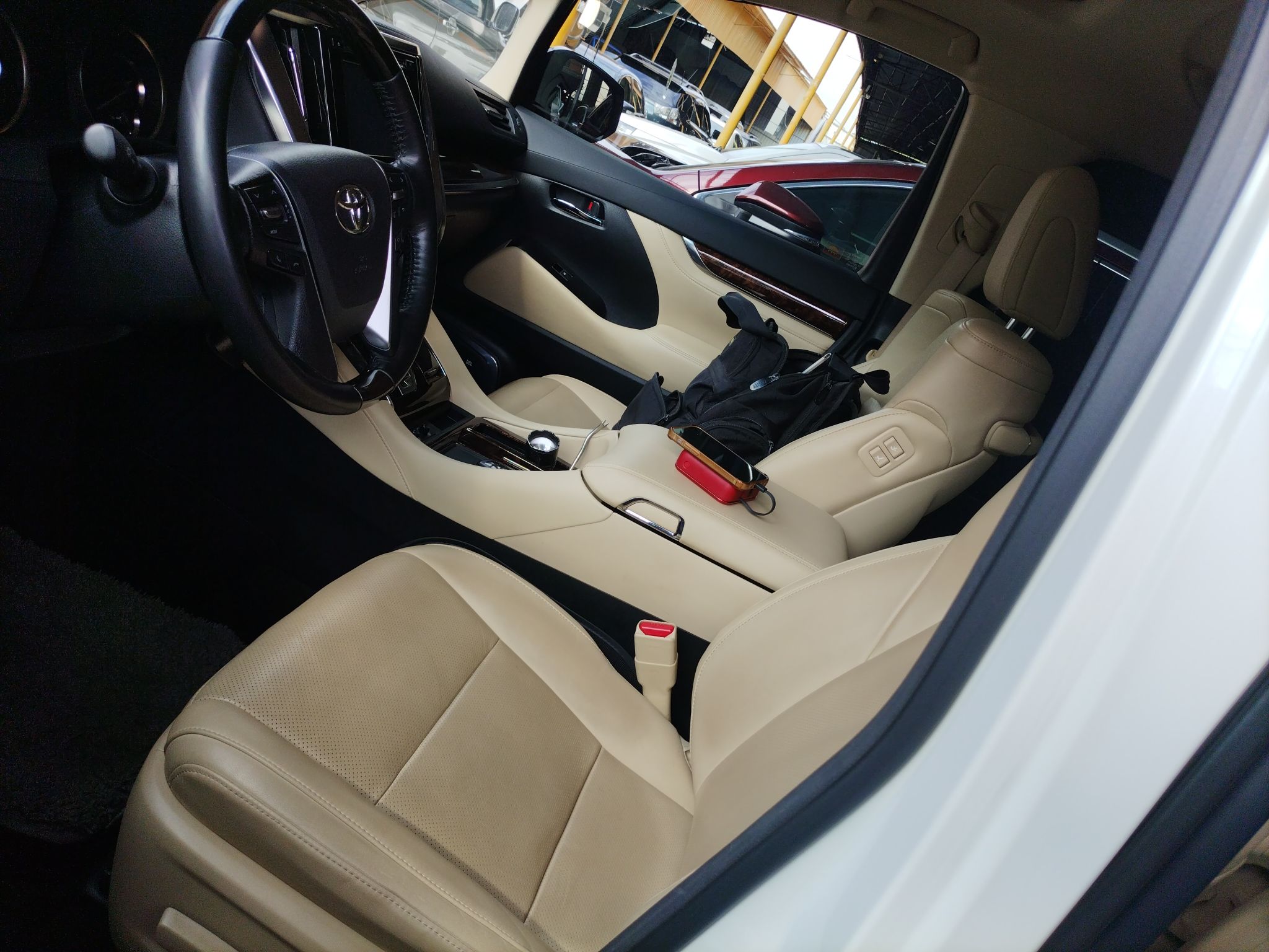 المقاعد الأمامية داخل السيارة