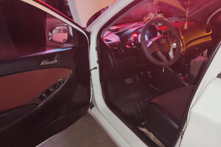 Used Hyundai Verna Ray 2014 1.4L Automatic GLX
