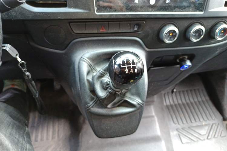 Used JMC Fushun 2023 2.0T Manual Short-Wheelbase Low-Roof Commercial Multi-Purpose Passenger Vehicle 6 Seats with Dual-Opening Tailgate
