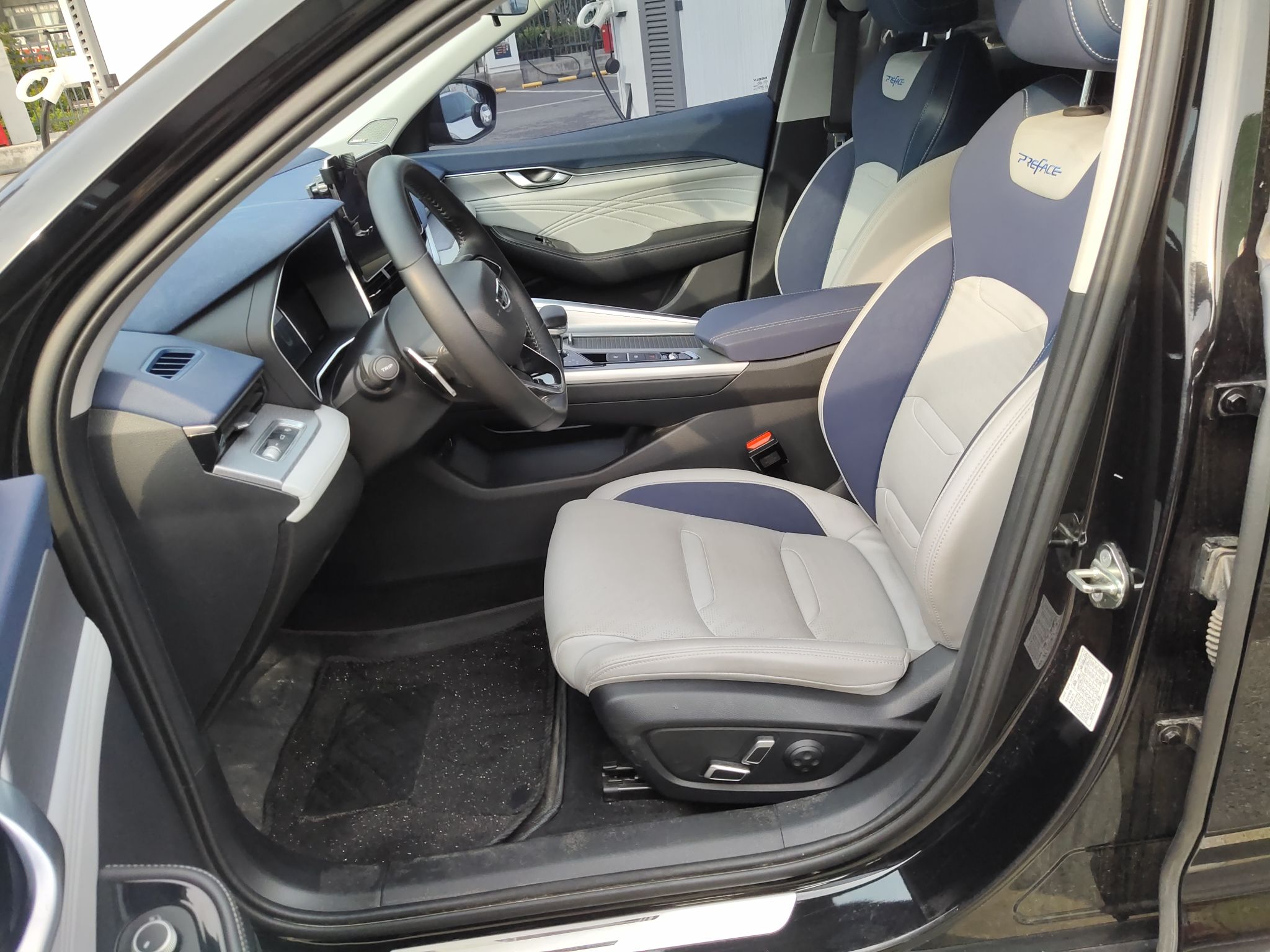 المقاعد الأمامية داخل السيارة