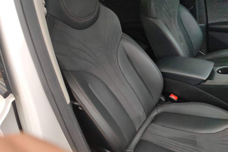 Used Roewe D5X DMH 2024 135 Tech Edition
