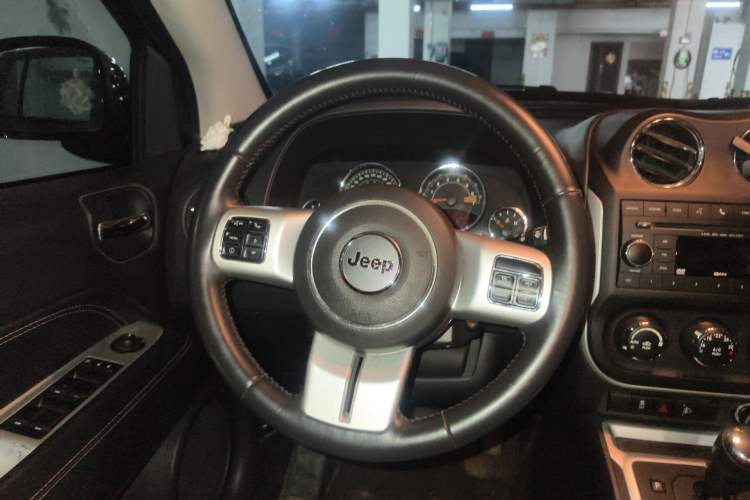 Used Jeep Compass 2014 Revised Version 2.4L Four-Wheel Drive Comfort Edition Steering Wheel