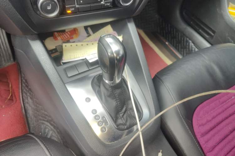 Used Volkswagen Sagitar 2012 1.4TSI Automatic Luxury Edition Gear Lever