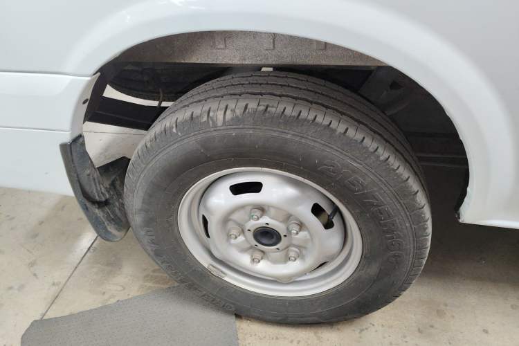 Used JMC Fushun 2023 2.0T Automatic Mid-Range High-Roof Commercial Multi-Purpose 7-Seater Passenger Vehicle