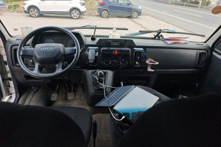 Used Iveco Daily 2023 2.5T A35M1 Short Wheelbase Low-Roof Single-Tire Side-Sliding Door 5-9 Seater Center Console