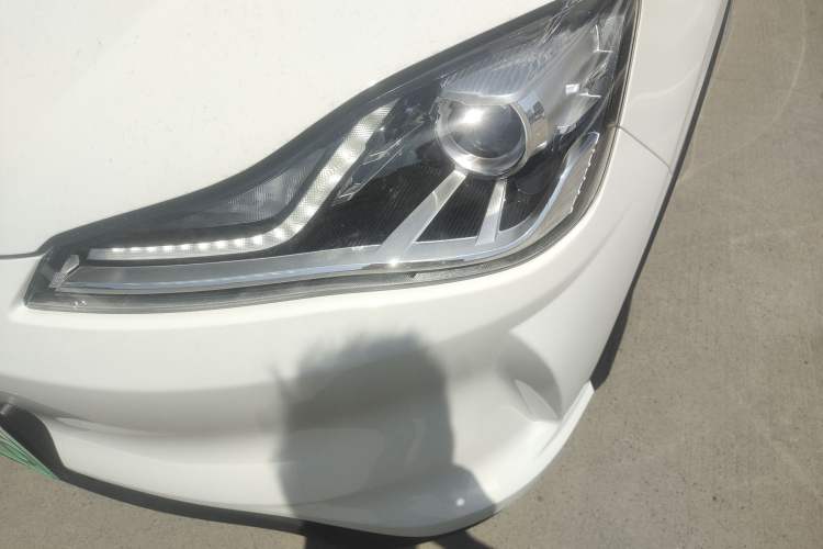 Used NETA V 2021 Long-Range Entertainment Edition Upgrade Model Left Front Headlight