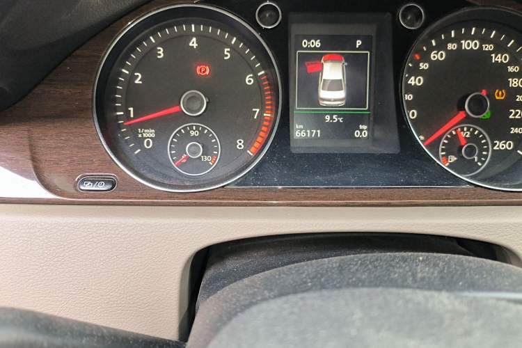 Used Volkswagen Magotan 2015 1.8TSI Prestige Model Odometer Close Up