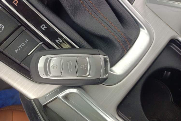 Used Geely Auto Emgrand X7 Sport 2018 1.8TD Automatic Two-Wheel Drive ZhiZun Model with 4G Connectivity Vehicle Key