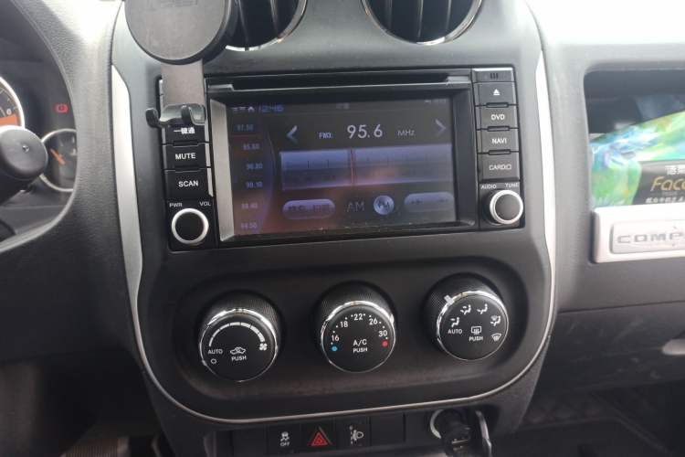 Used Jeep Compass 2014 Revised Version 2.4L Four-Wheel Drive Comfort Edition Audio And AC Panel