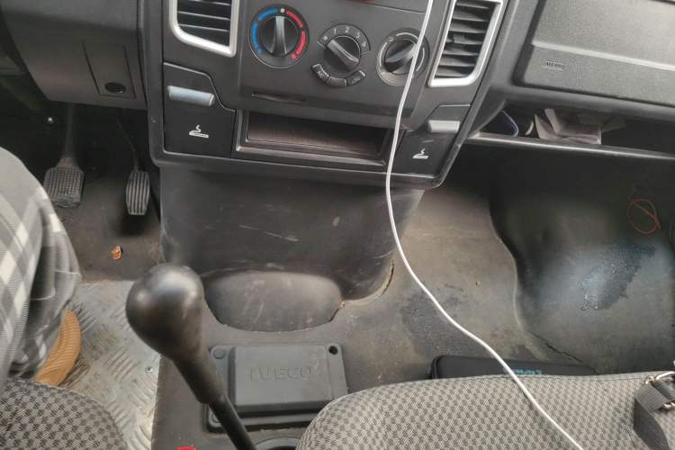 Used Iveco Daily 2020 2.5T A35 Passenger Van with Dual Tires Mid-Roof Design 5-9 Seater Side-Sliding Door China V Emission Standard Gear Lever