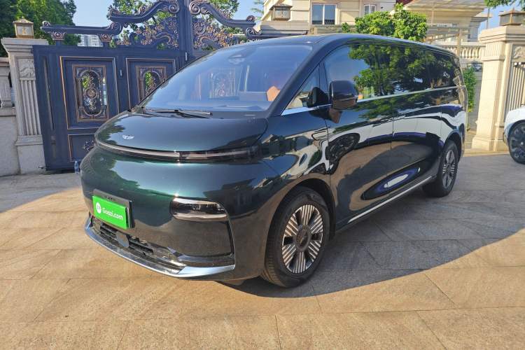 Used Geely Galaxy LEVC L380 2024 140-Degree 6-Seater All-Wheel-Drive Ultra