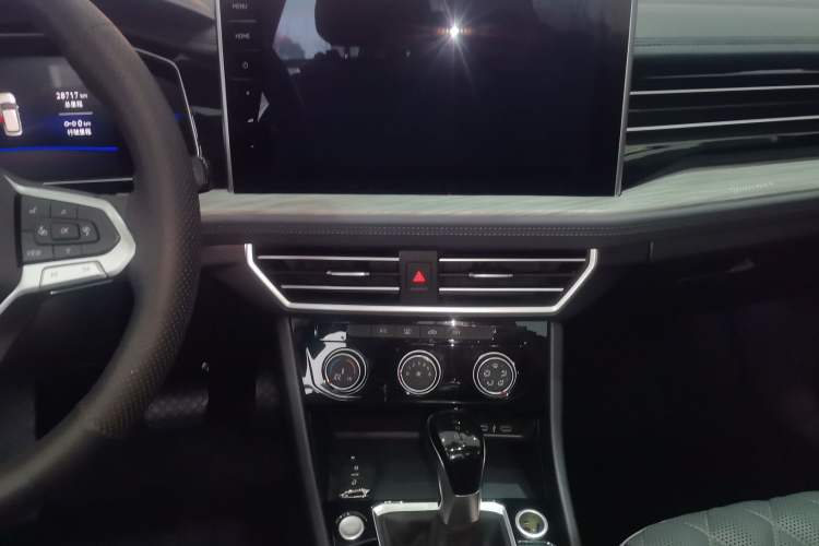 Used Volkswagen Sagitar 2023 300TSI DSG Excellence Edition Audio And AC Panel