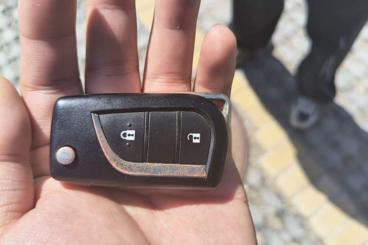 Used Toyota RAV4 2015 2.0L CVT Two-Wheel Drive Fashion Edition Vehicle Key