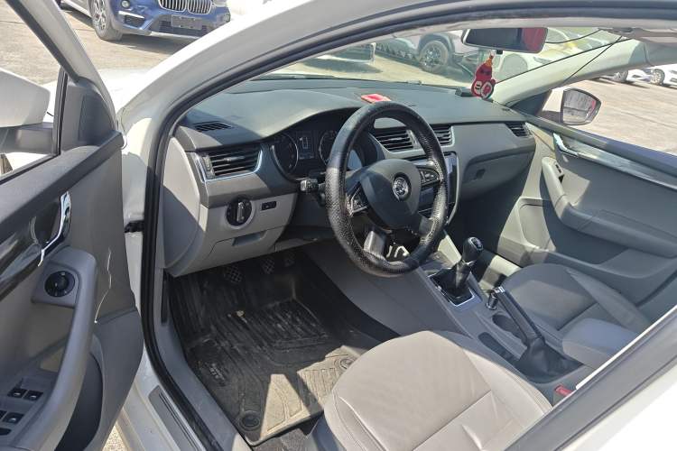 Used Skoda Octavia 2015 1.6L Manual Yijun Edition

