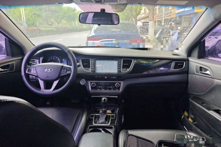 Used Hyundai Mistra 2014 1.8L Automatic Smart GLS Center Console