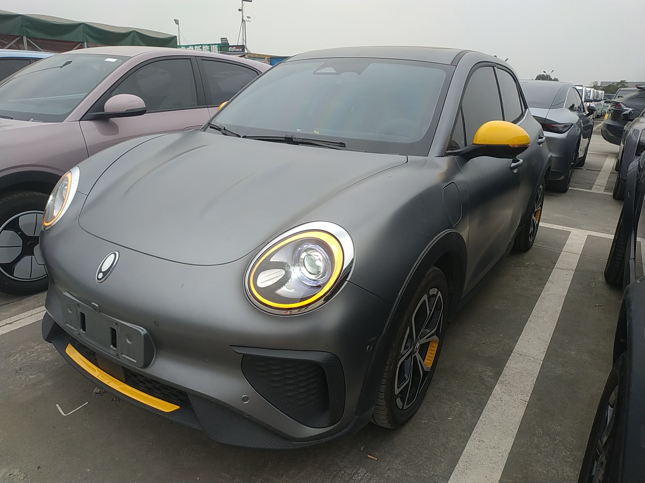 Под передней частью автомобиля