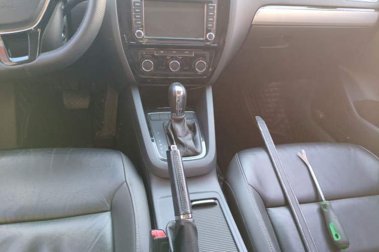 Used Volkswagen Sagitar 2016 230TSI 25th Anniversary Edition Gear Lever