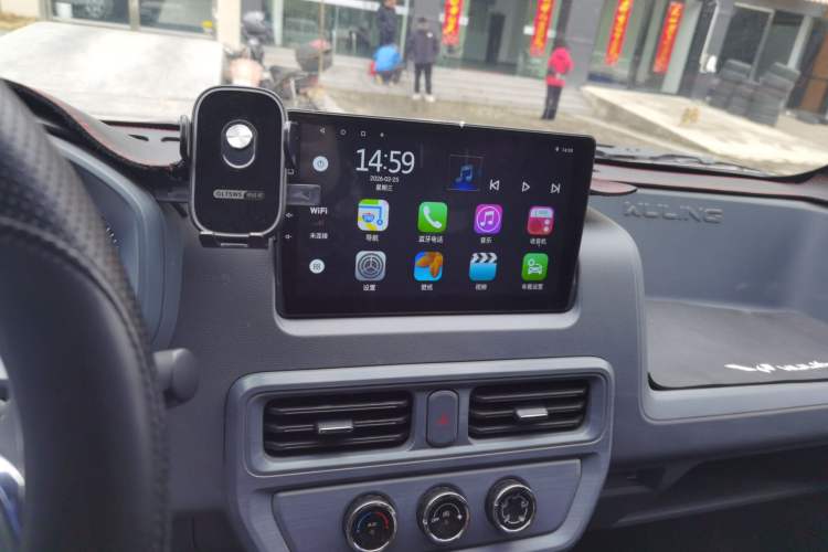 Used Wuling Yangguang 2024 300km Comfort-Grade Passenger Van 60kW
