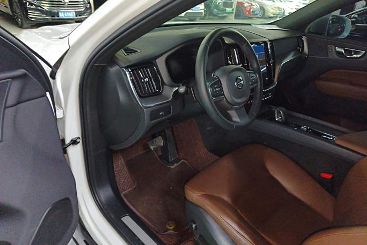 Used Volvo XC60 2023 B5 4x4 Smart Luxury Edition