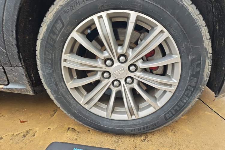 Used Cadillac XT5 2018 25T Luxury Model Right Front Wheel Hub