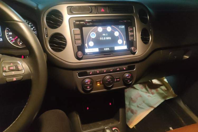 Used Volkswagen Tiguan 2015 2.0 TSI Automatic All-Wheel Drive Luxury Edition Audio And AC Panel