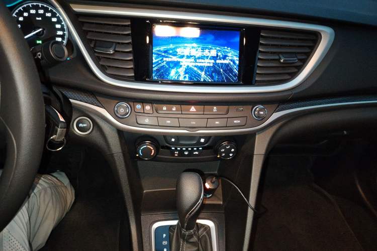 Used Buick GT 2021 Revised Version Flagship 1.5L Automatic Elite Edition Audio And AC Panel