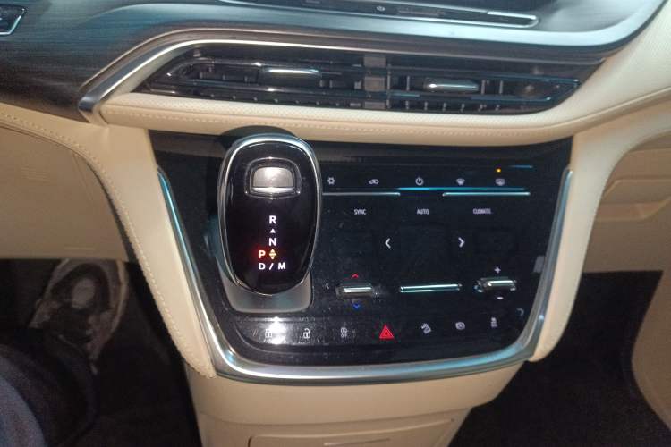 Used Buick GL8 2022 ES Landtrek 653T Luxury Edition