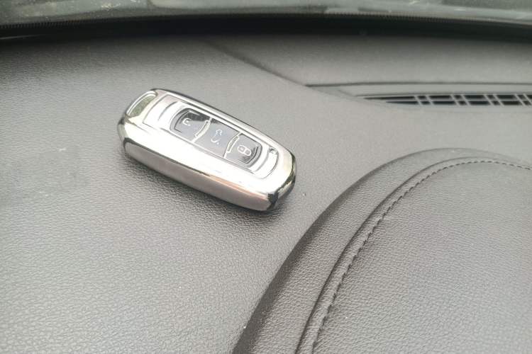 Used Geely Auto Emgrand X7 Sport 2018 1.8TD Automatic Two-Wheel Drive Smart Connect 4G Internet Edition Vehicle Key