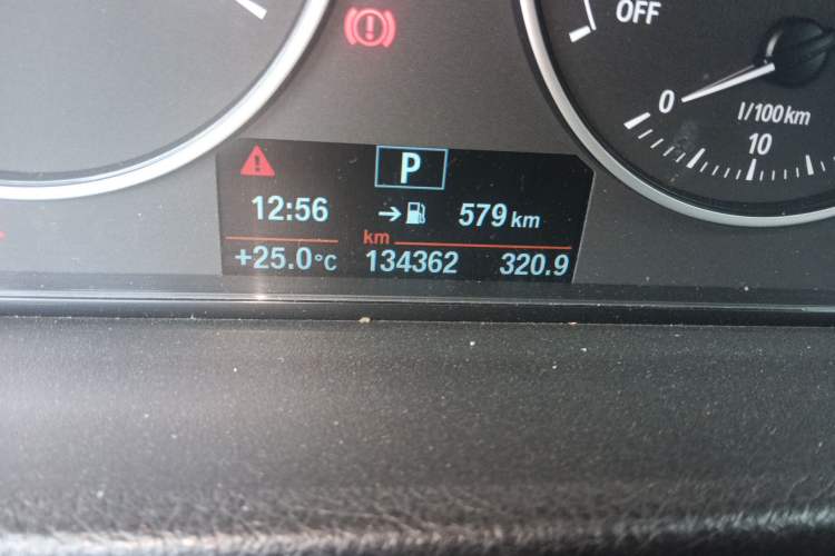 Used BMW 3 Series 2015 316Li Fashion Model Odometer Close Up