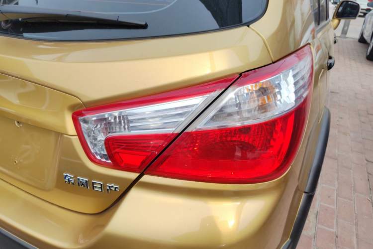 Used Venucia R50X 2015 1.6L Automatic Luxury Edition
