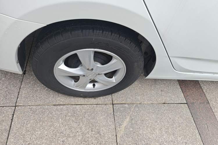 Used Hyundai Verna (older generation) 2014 1.4L Automatic Smart GLS Right Rear Wheel Hub