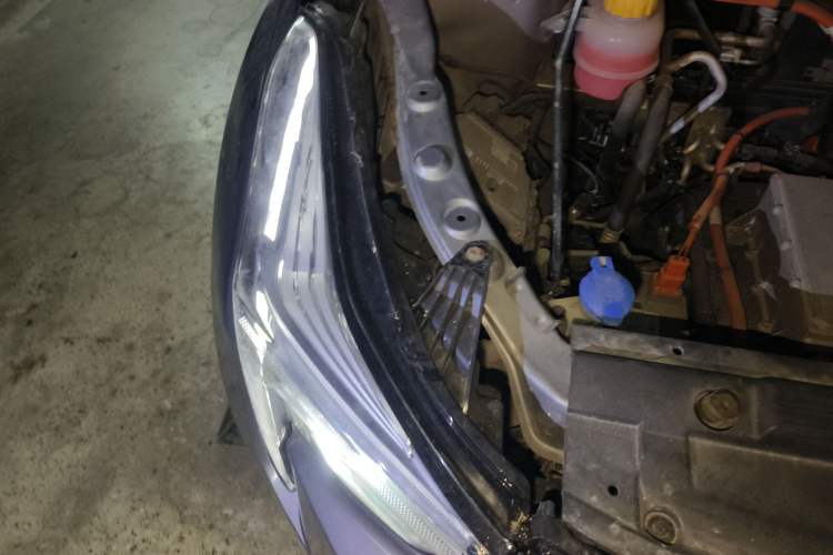 Used NETA U 2022 Zhi 400 Lithium Iron Phosphate Right Front Headlight