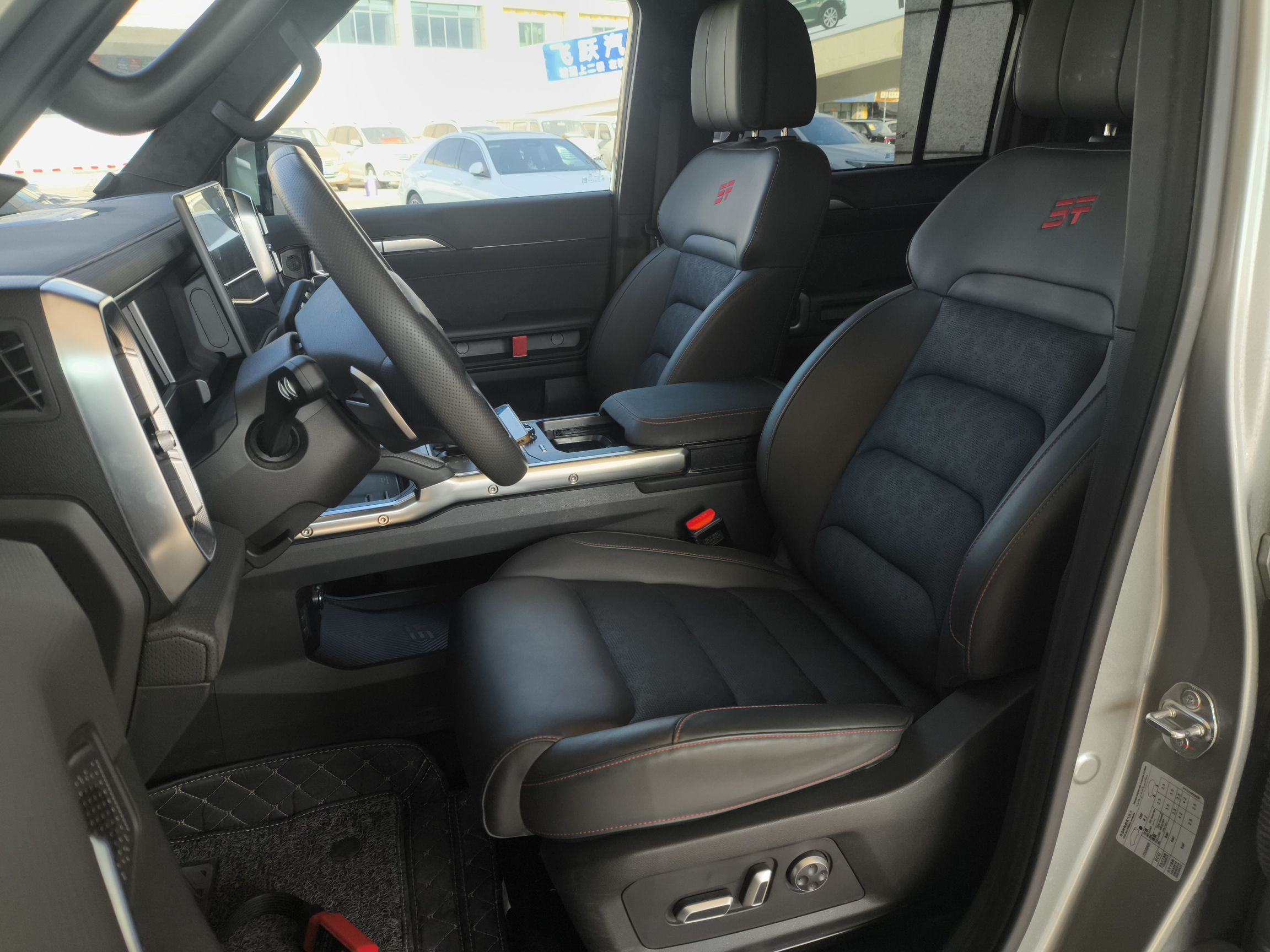 المقاعد الأمامية داخل السيارة